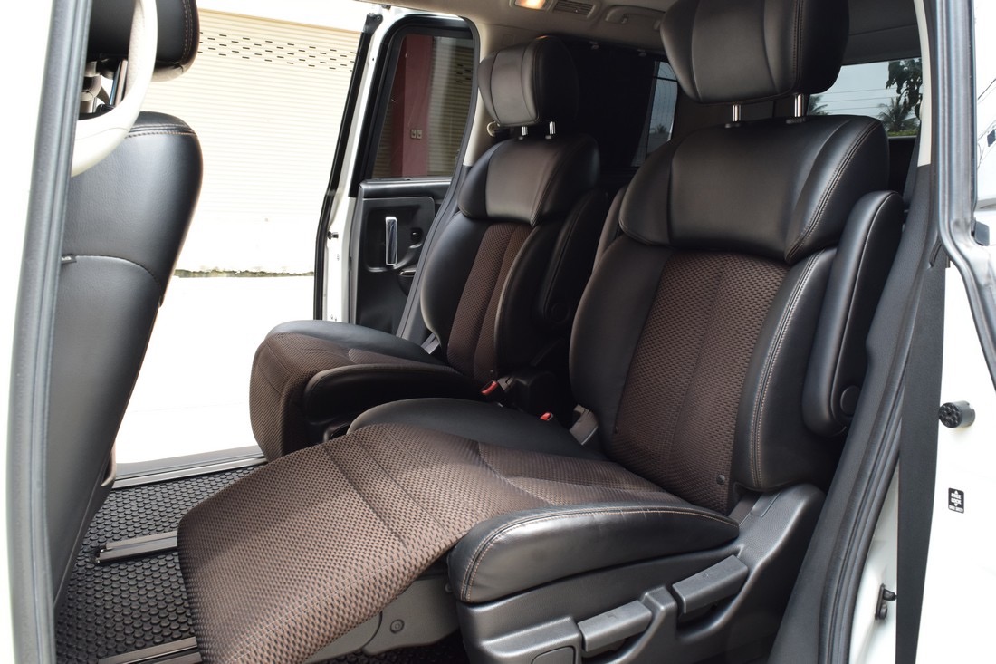 Nissan Elgrand ปี 2011 สีขาว (รูปที่ 7)