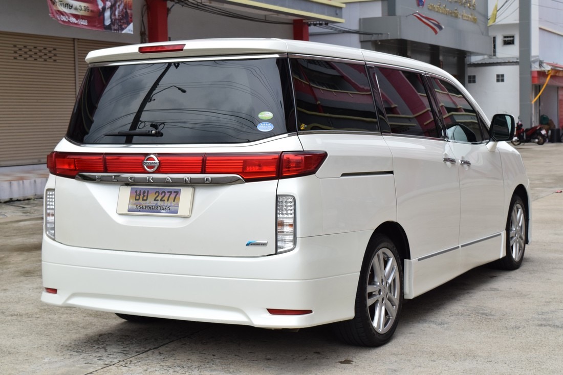 Nissan Elgrand ปี 2011 สีขาว