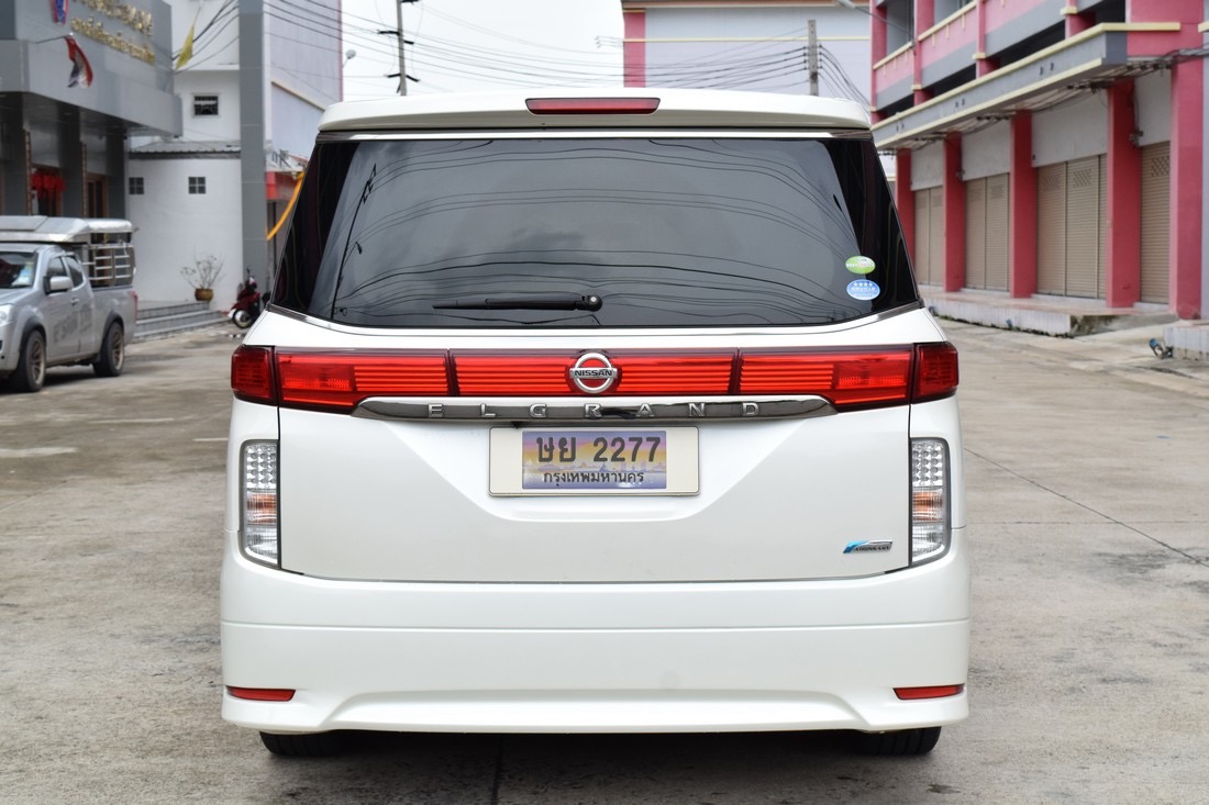 Nissan Elgrand ปี 2011 สีขาว (รูปที่ 4)