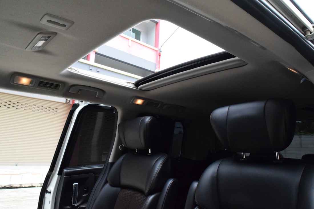 Nissan Elgrand ปี 2011 สีขาว (รูปที่ 9)