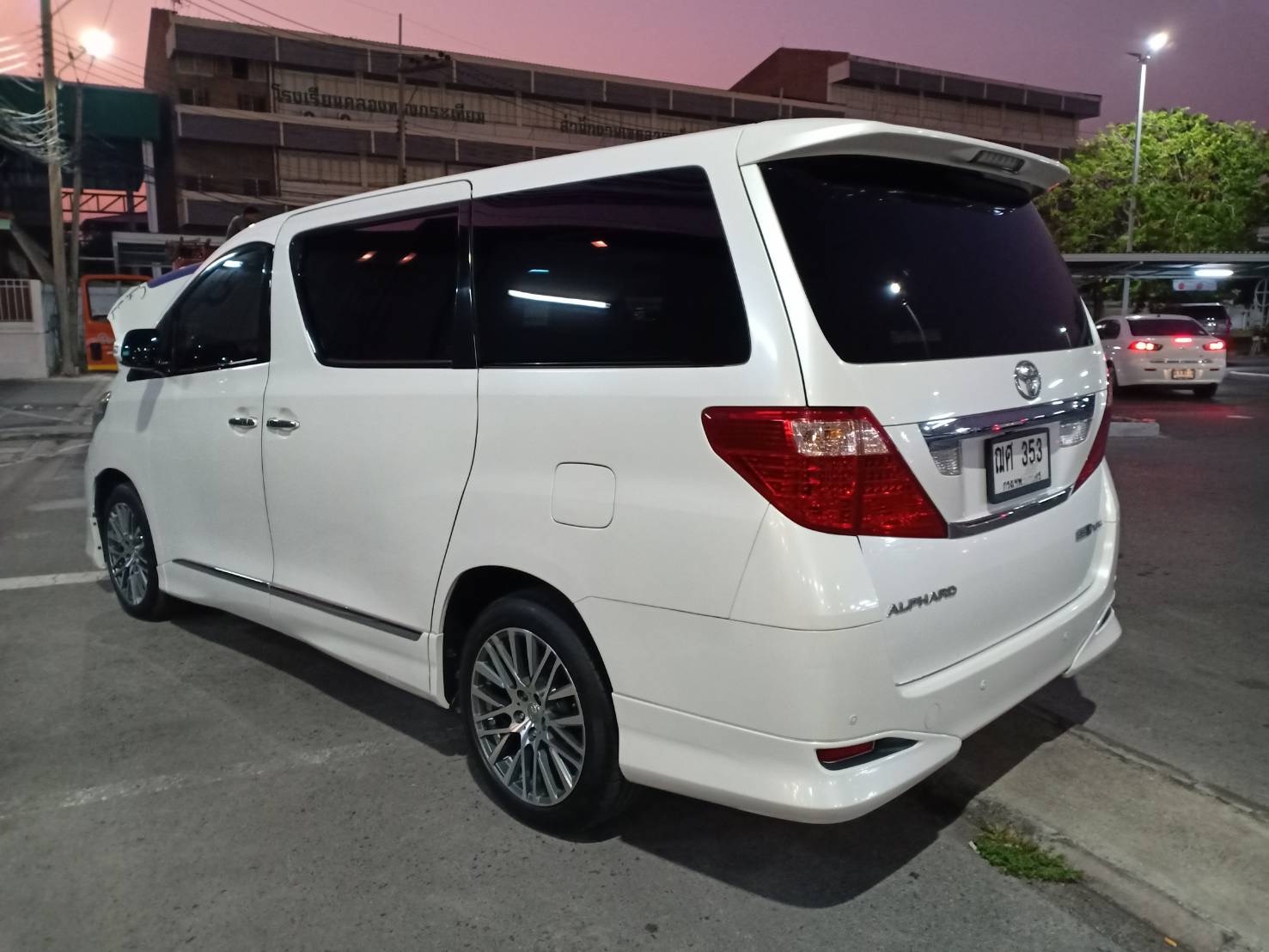 Toyota Alphard ปี 2010 สีขาว (รูปที่ 11)
