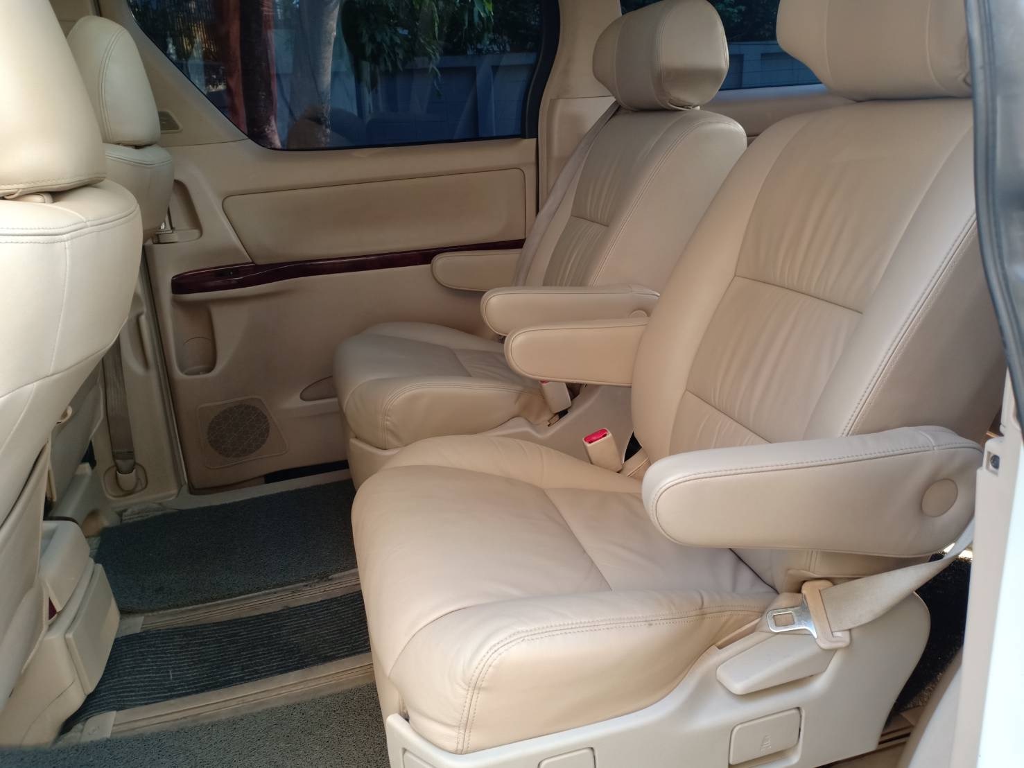 Toyota Alphard ปี 2010 สีขาว (รูปที่ 7)