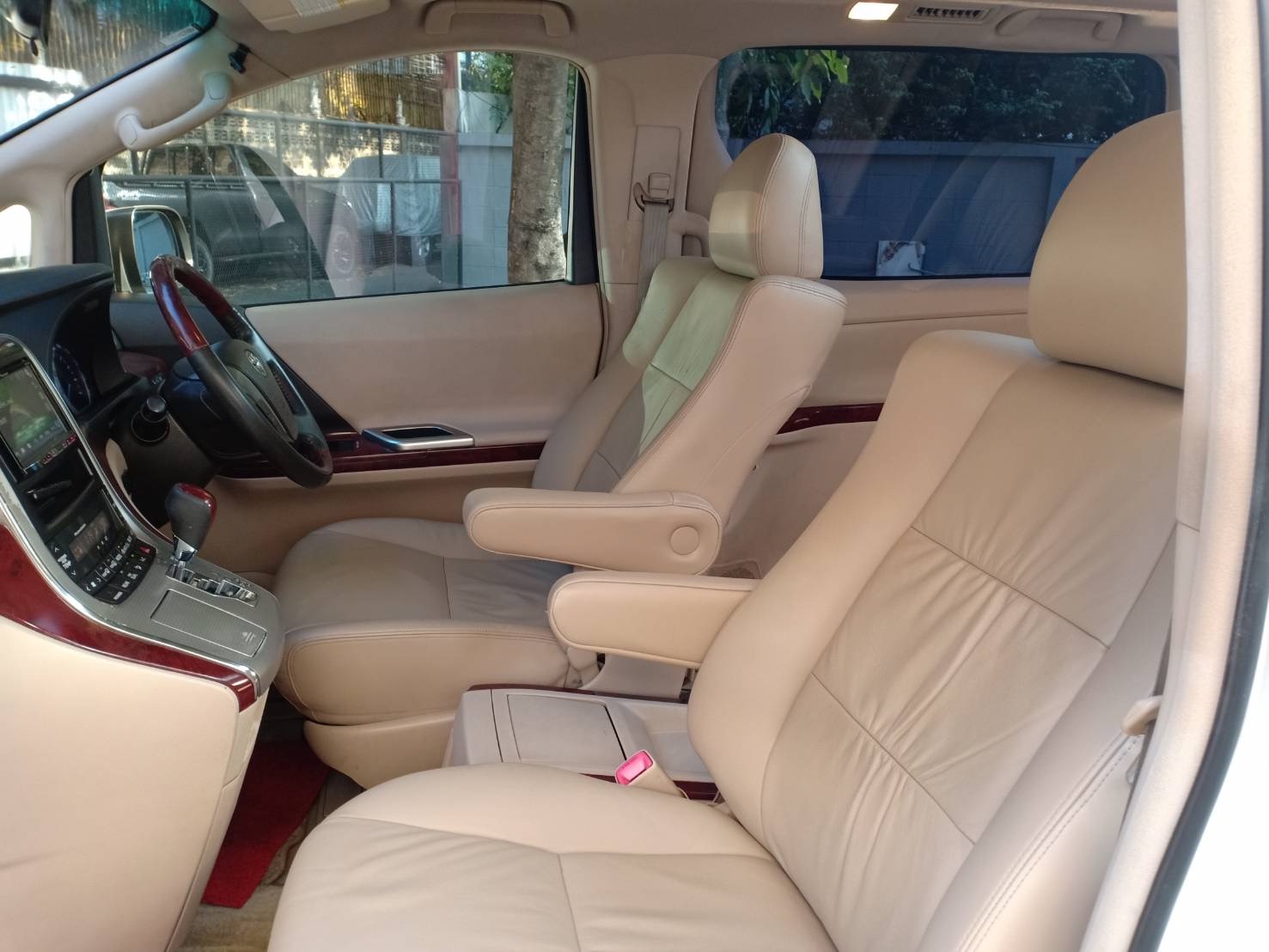 Toyota Alphard ปี 2010 สีขาว (รูปที่ 6)