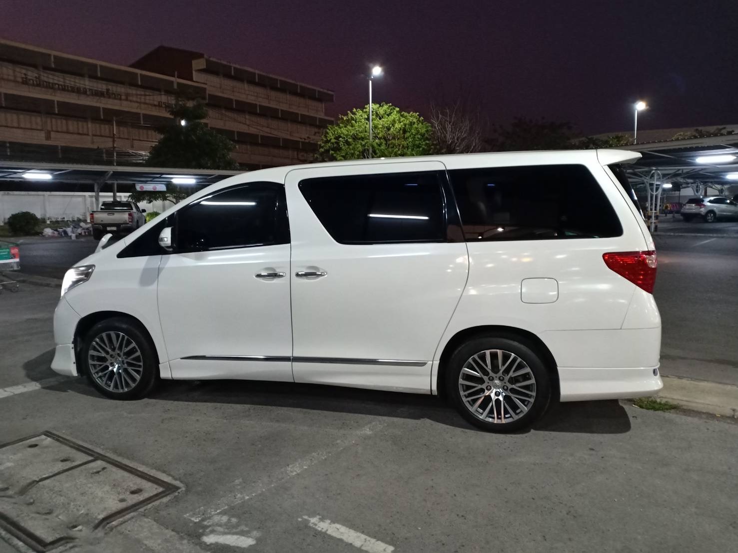 Toyota Alphard ปี 2010 สีขาว (รูปที่ 2)