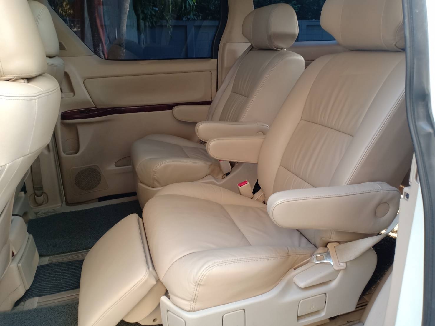 Toyota Alphard ปี 2010 สีขาว (รูปที่ 8)