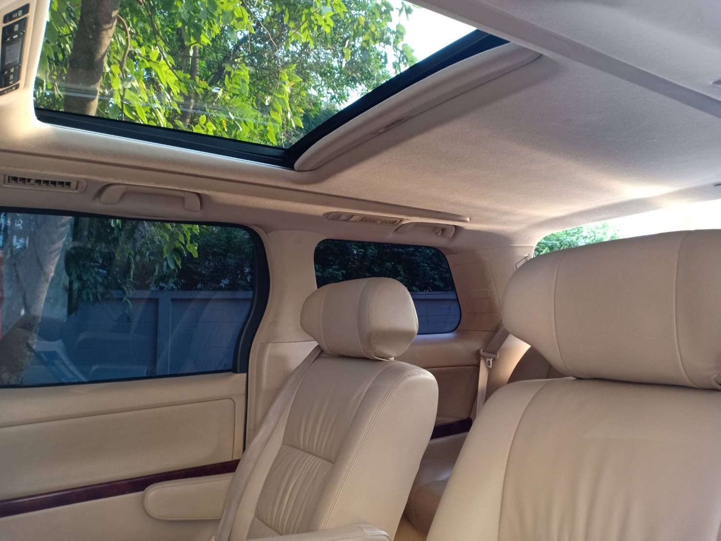 Toyota Alphard ปี 2010 สีขาว (รูปที่ 4)