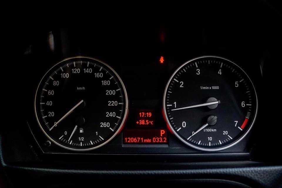 BMW 3 Series E90 318i ปี 2010 สีขาว (รูปที่ 5)