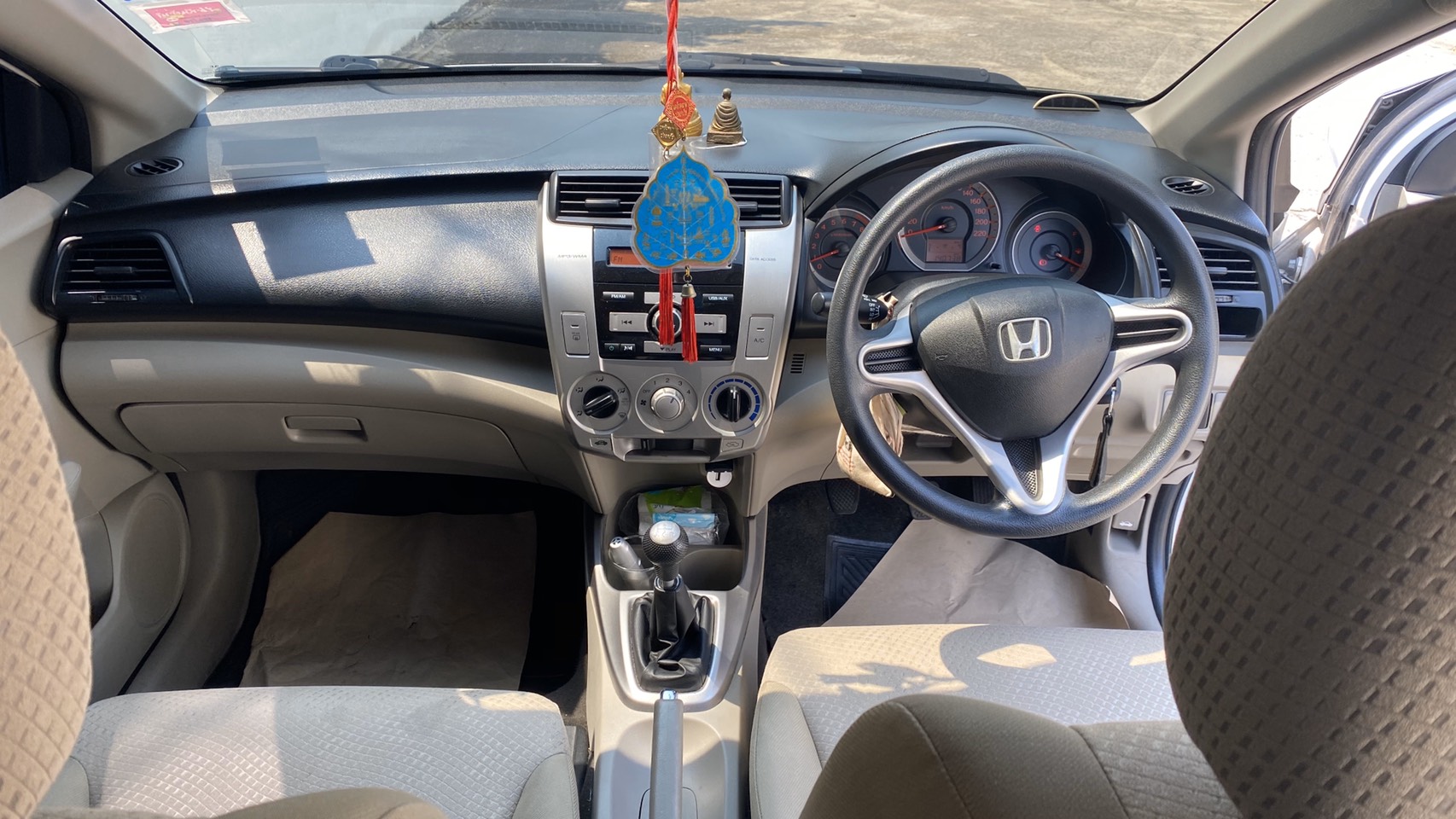 ขายรถบ้านมือเดียว Honda City ปี 2011 MT สีขาว (รูปที่ 6)