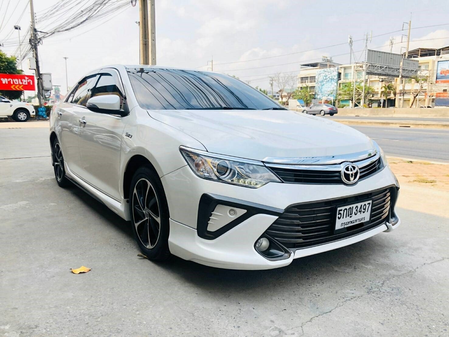 Toyota Camry ไมเนอร์เชนจ์ ปี 2016 สีขาว (รูปที่ 2)