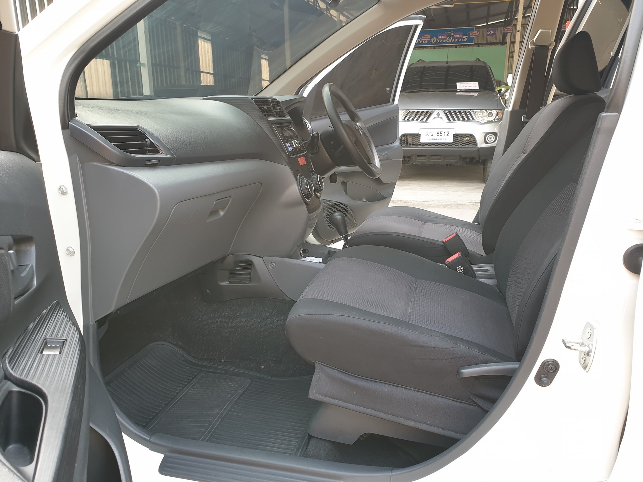 Toyota Avanza ปี 2013 สีขาว (รูปที่ 9)