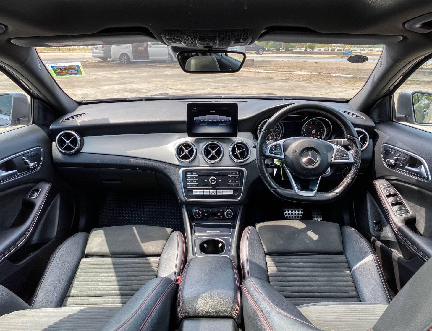 Mercedes-Benz GLA-Class X156 GLA250 ปี 2017 สีเทา (รูปที่ 11)