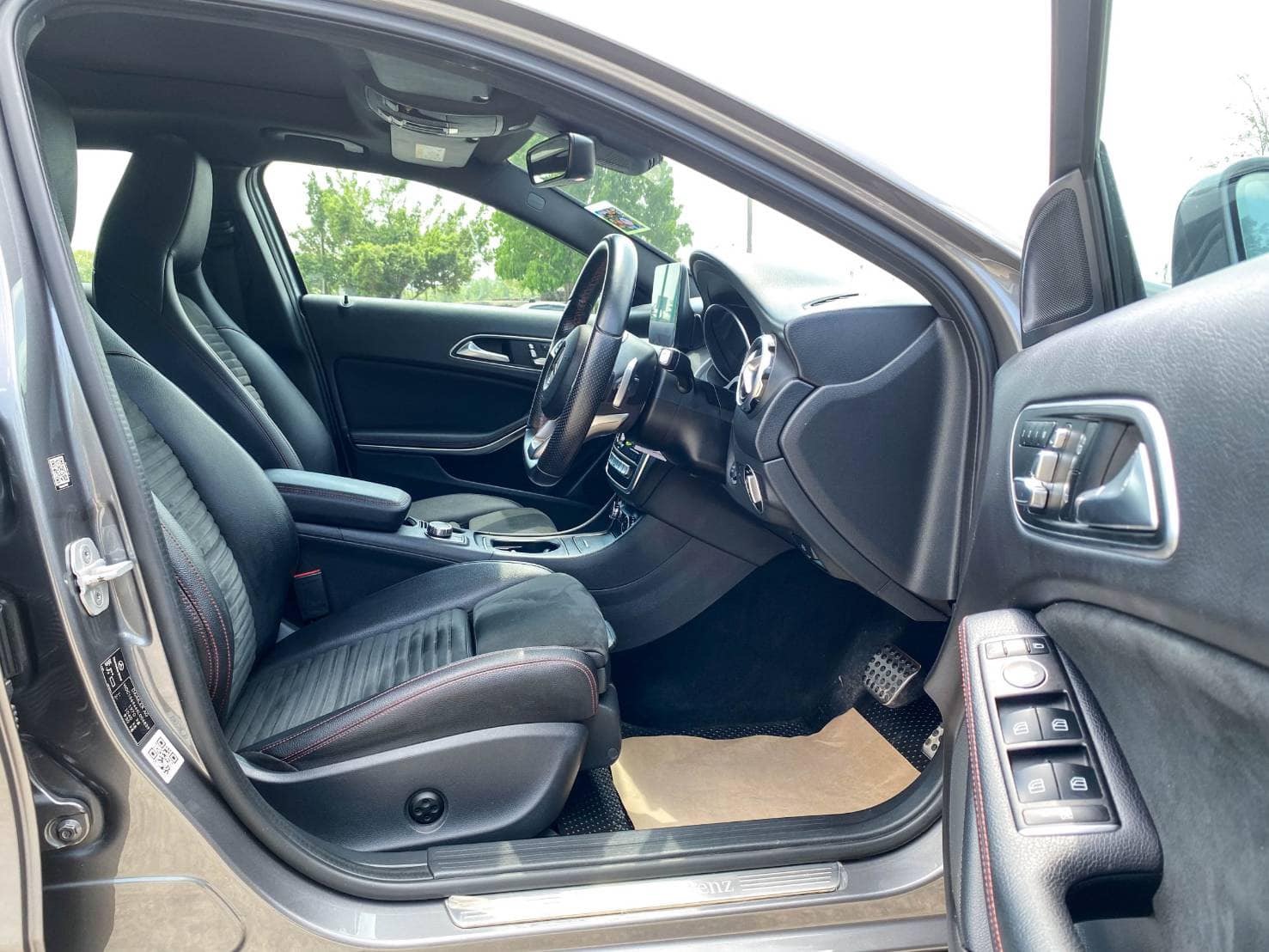 Mercedes-Benz GLA-Class X156 GLA250 ปี 2017 สีเทา (รูปที่ 12)