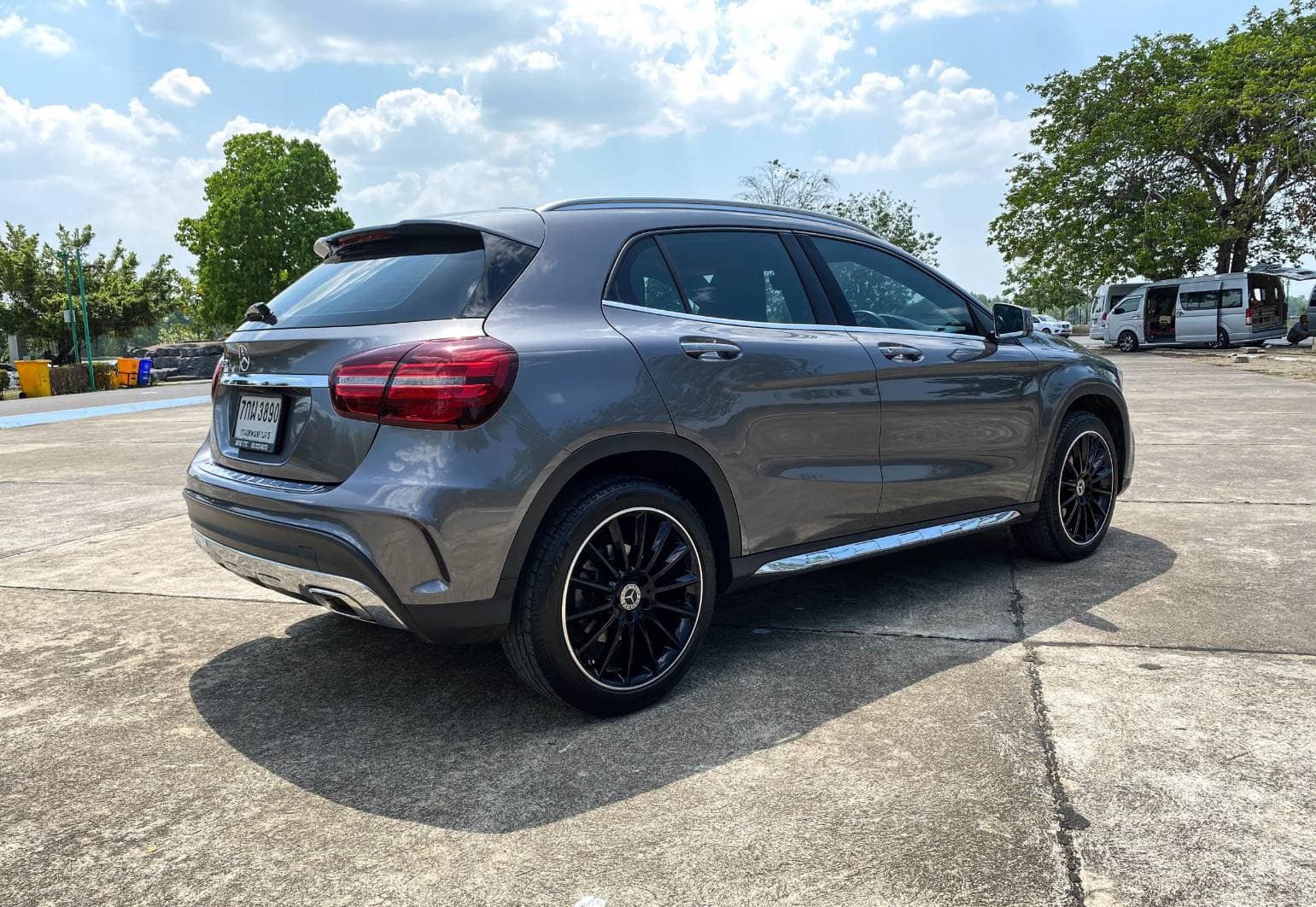 Mercedes-Benz GLA-Class X156 GLA250 ปี 2017 สีเทา (รูปที่ 4)