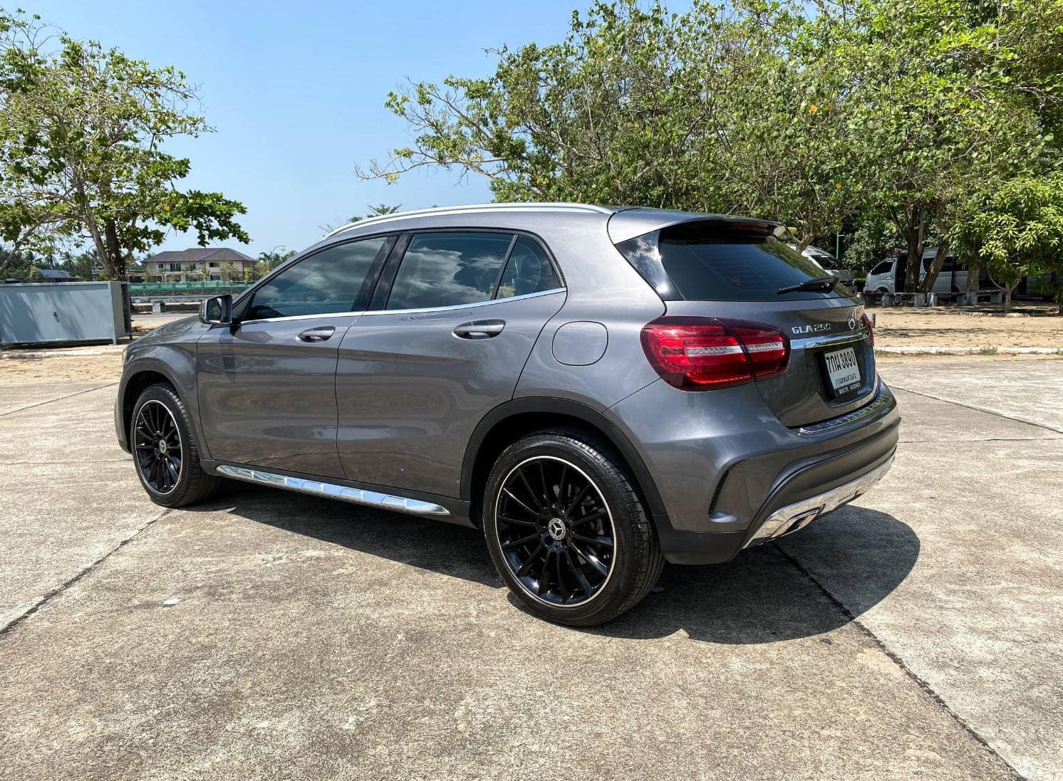 Mercedes-Benz GLA-Class X156 GLA250 ปี 2017 สีเทา (รูปที่ 6)