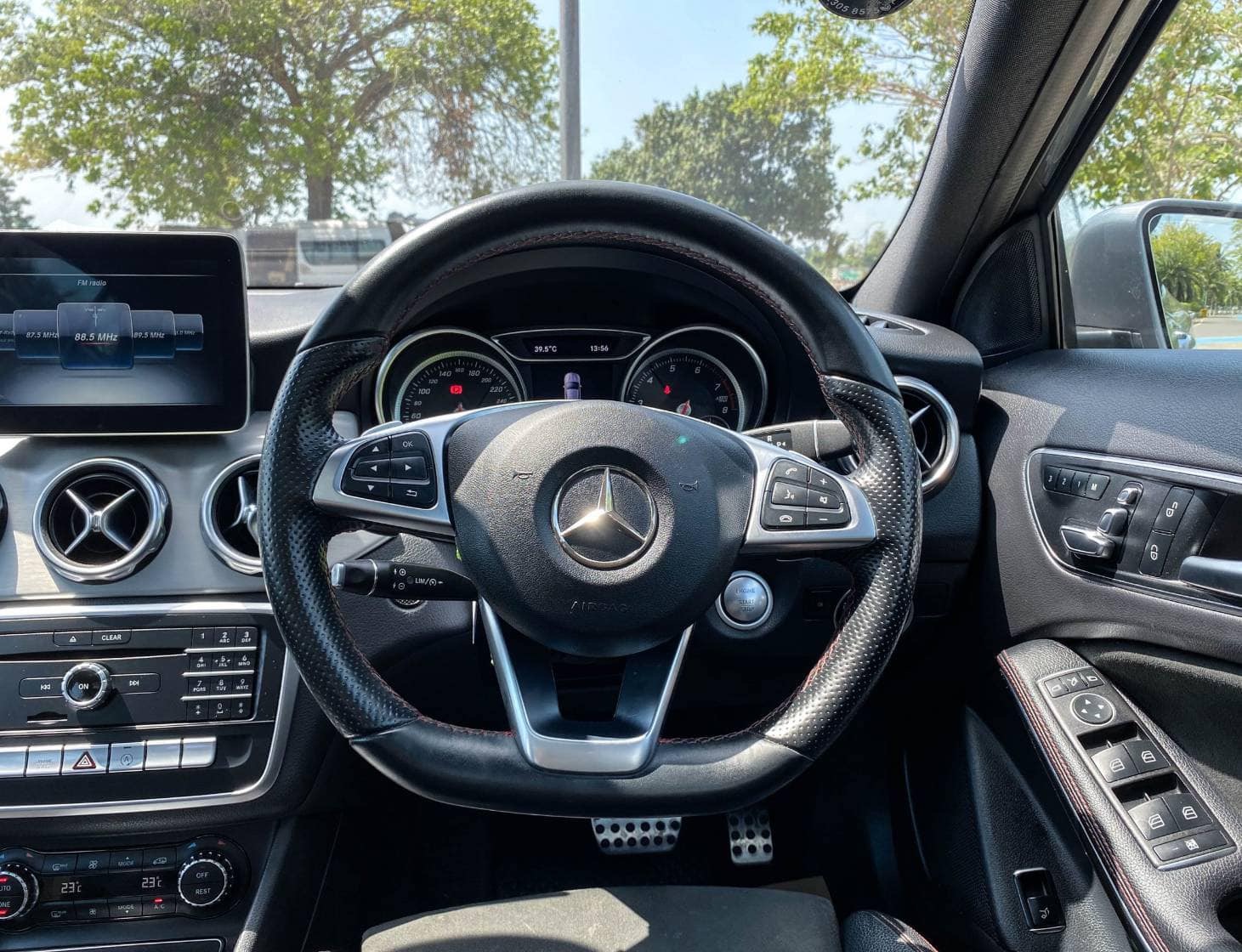 Mercedes-Benz GLA-Class X156 GLA250 ปี 2017 สีเทา (รูปที่ 10)