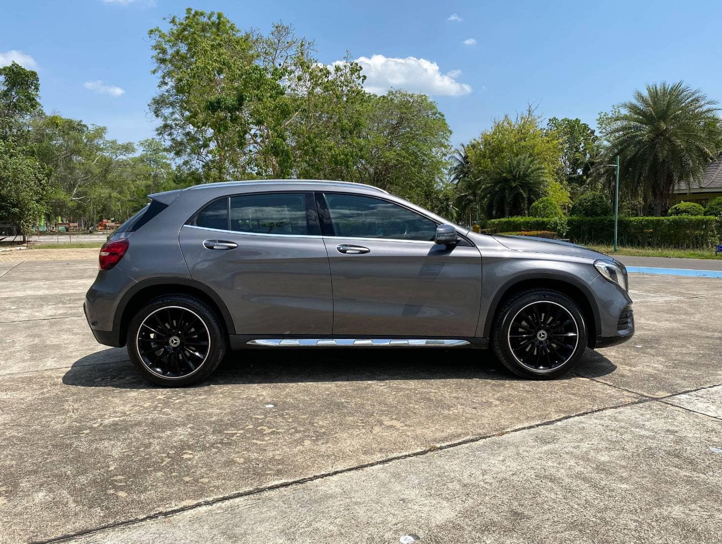 Mercedes-Benz GLA-Class X156 GLA250 ปี 2017 สีเทา (รูปที่ 7)