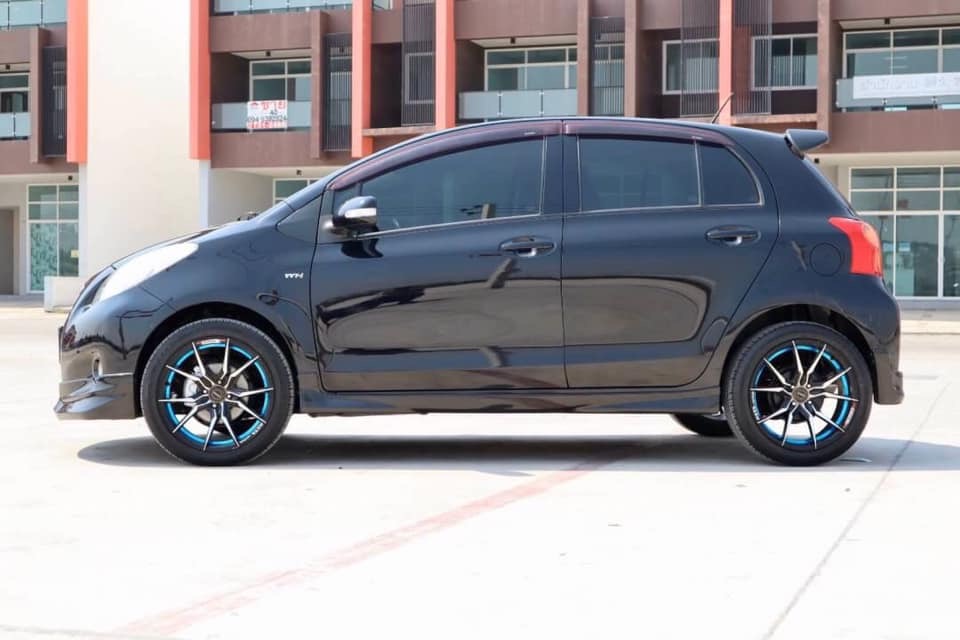 Toyota Yaris ปี 2012 สีดำ (รูปที่ 2)