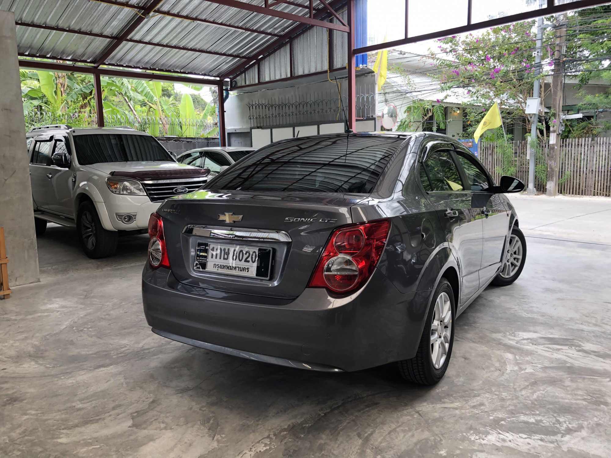 Chevrolet Sonic ปี 2013 สีเทา (รูปที่ 2)