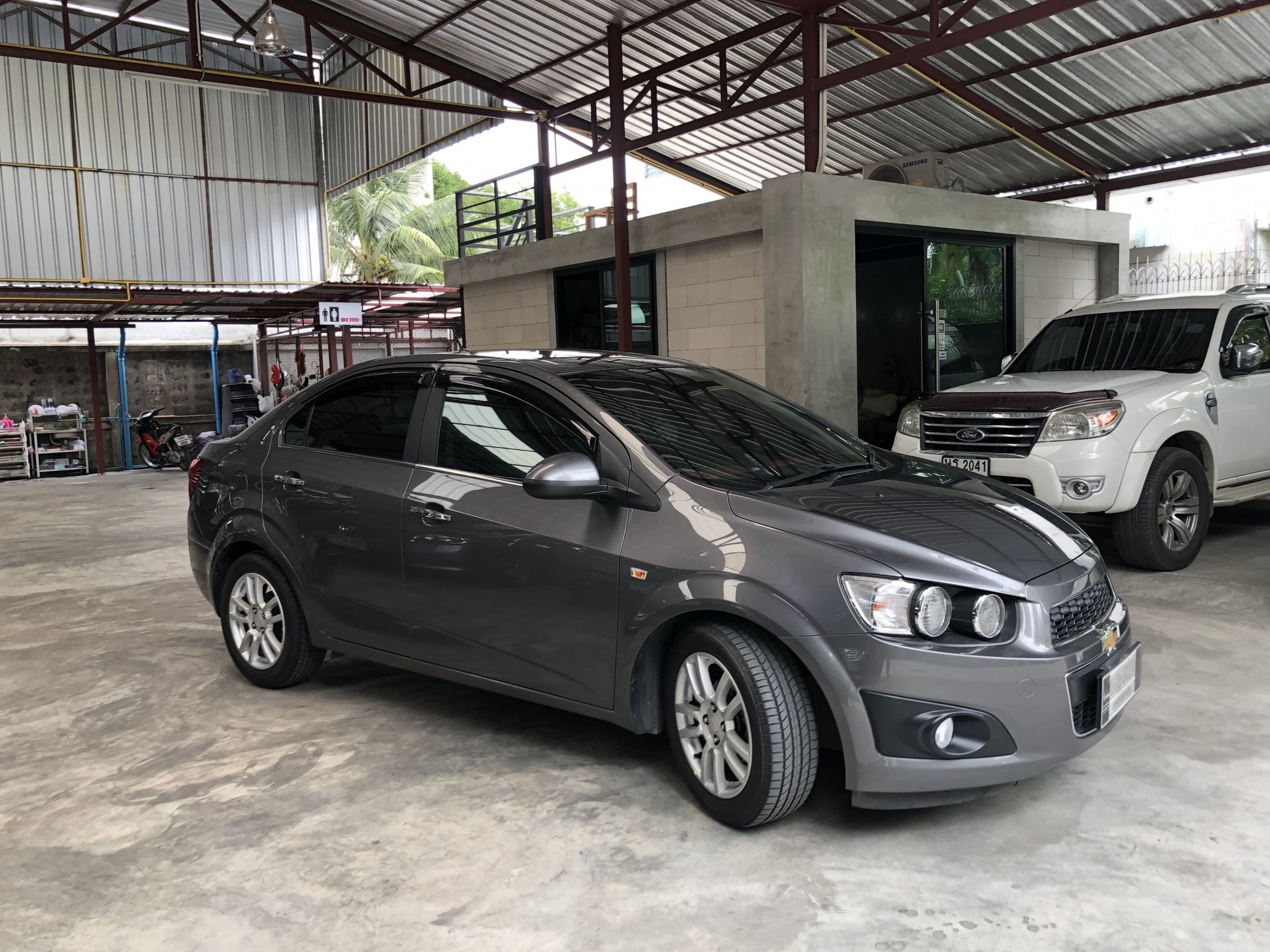 Chevrolet Sonic ปี 2013 สีเทา (รูปที่ 4)