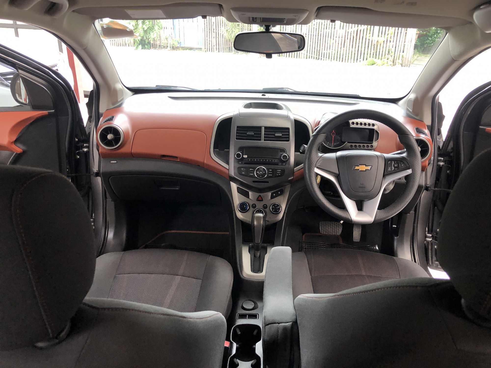Chevrolet Sonic ปี 2013 สีเทา (รูปที่ 10)