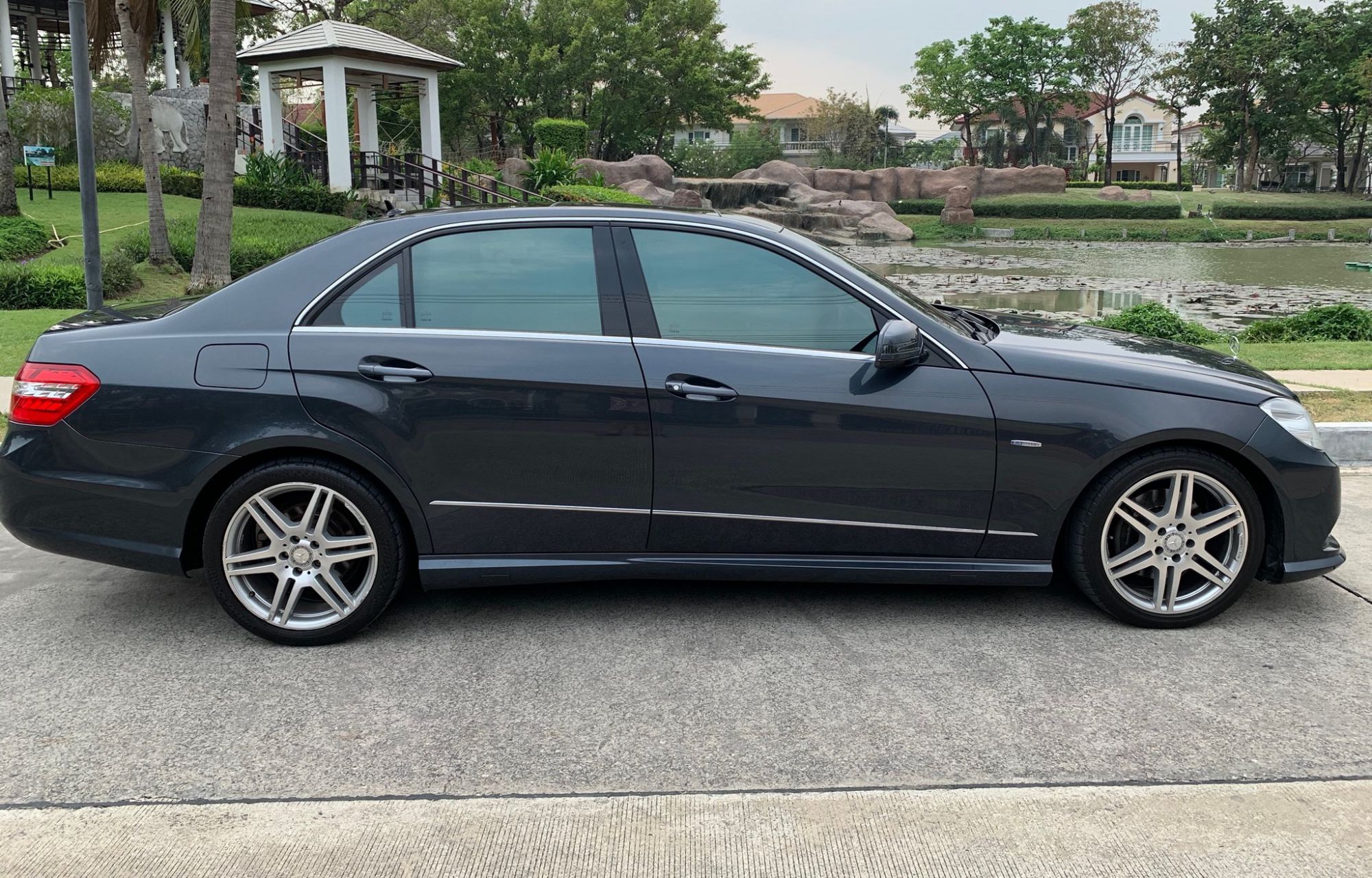 Mercedes-Benz E-Class W212 E220 ปี 2011 สีเทา