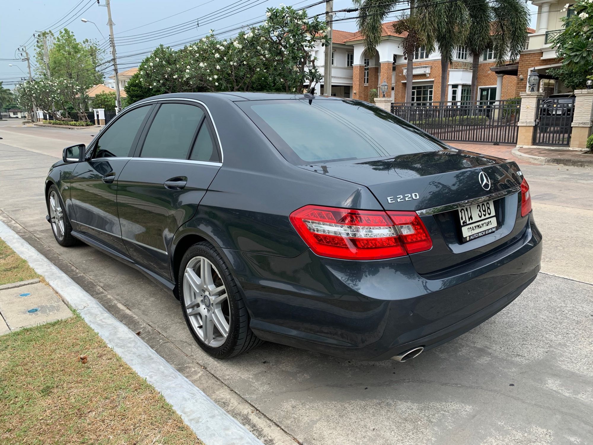 Mercedes-Benz E-Class W212 E220 ปี 2011 สีเทา