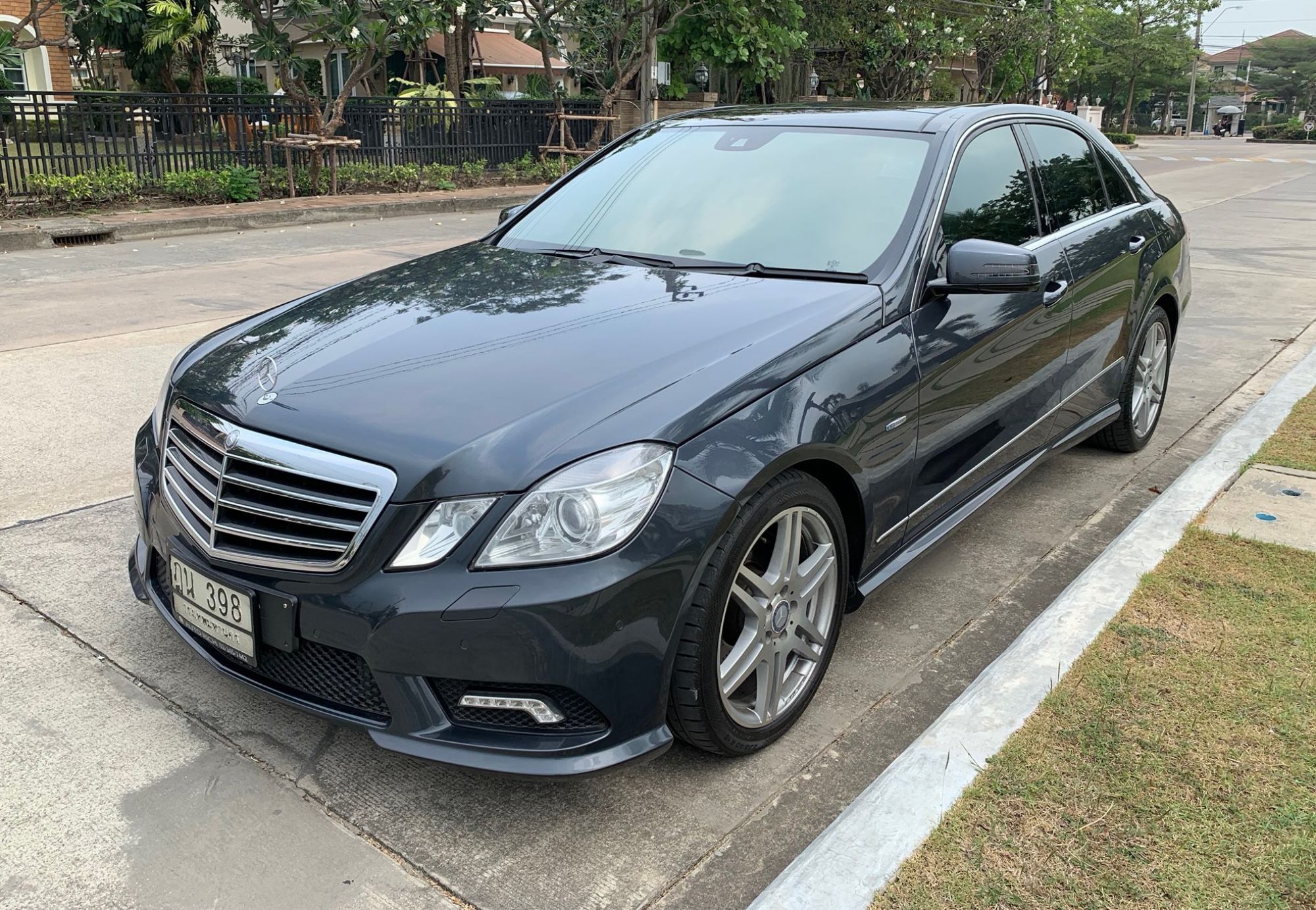 Mercedes-Benz E-Class W212 E220 ปี 2011 สีเทา