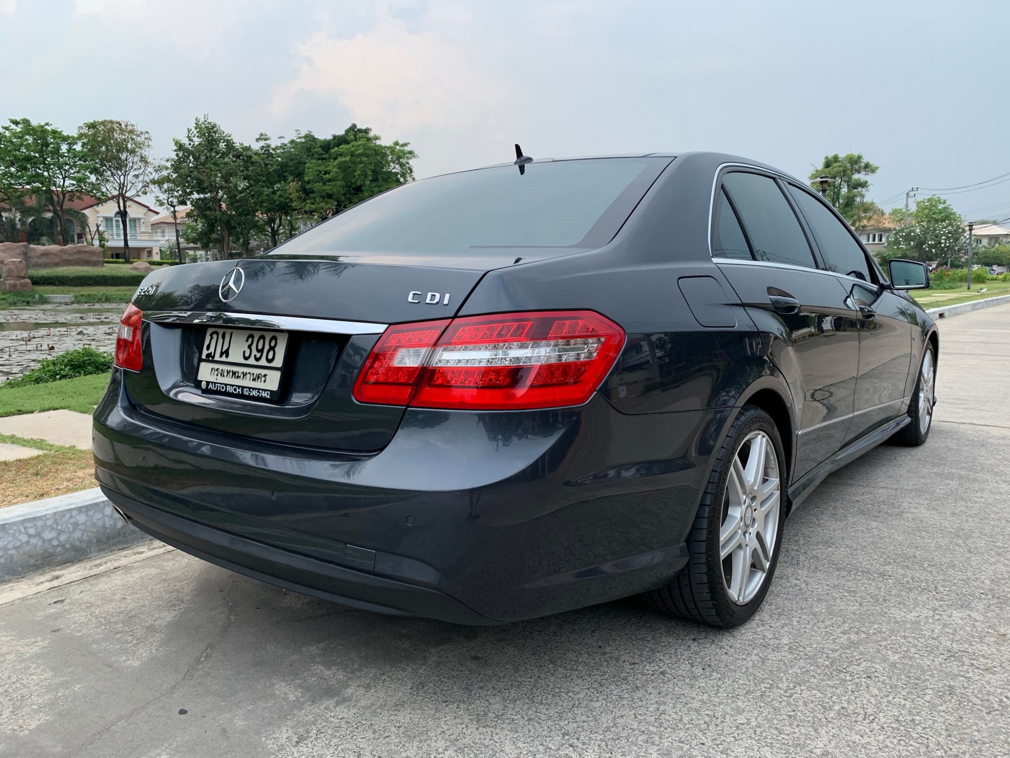 Mercedes-Benz E-Class W212 E220 ปี 2011 สีเทา (รูปที่ 9)