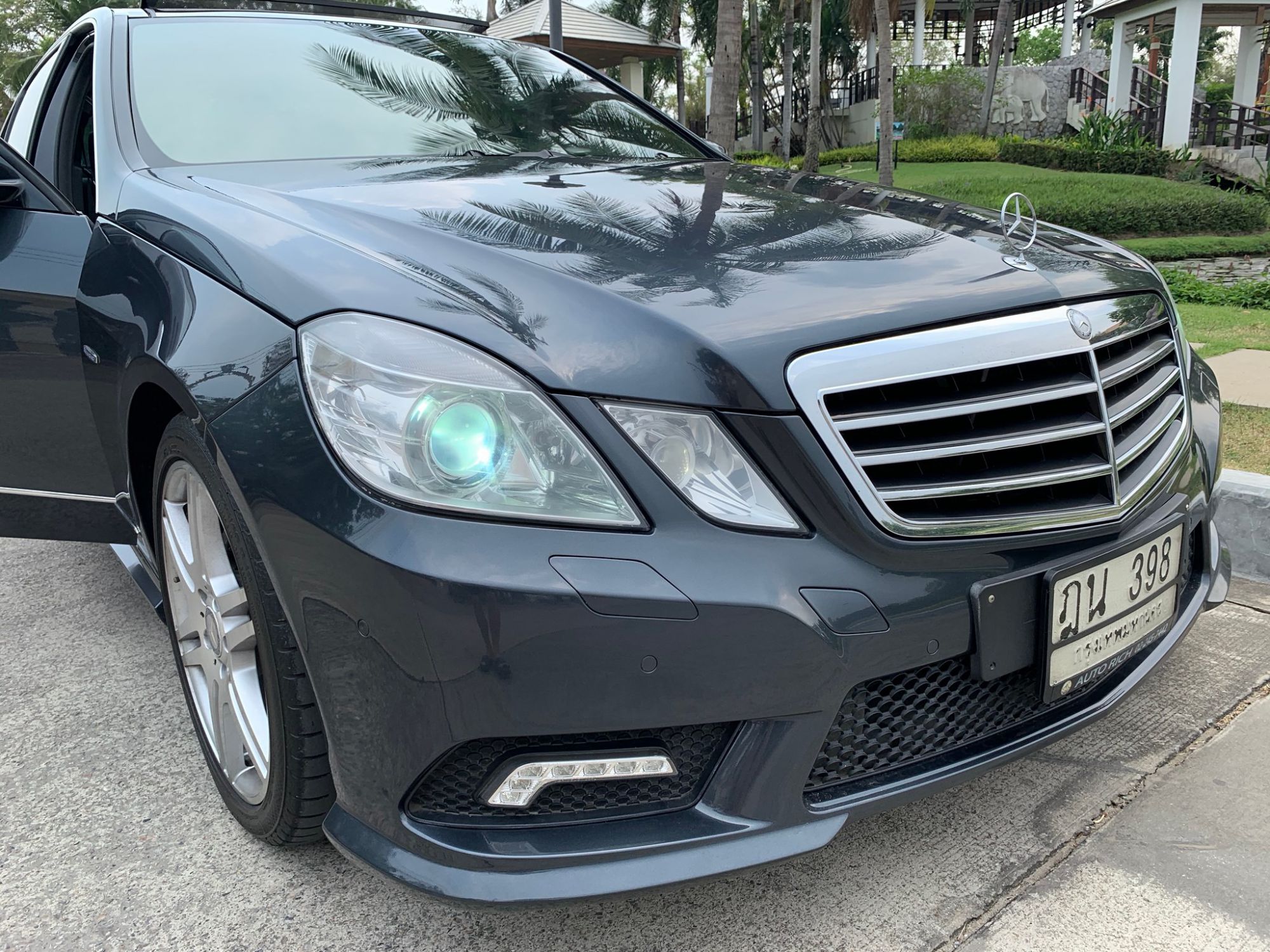 Mercedes-Benz E-Class W212 E220 ปี 2011 สีเทา (รูปที่ 4)