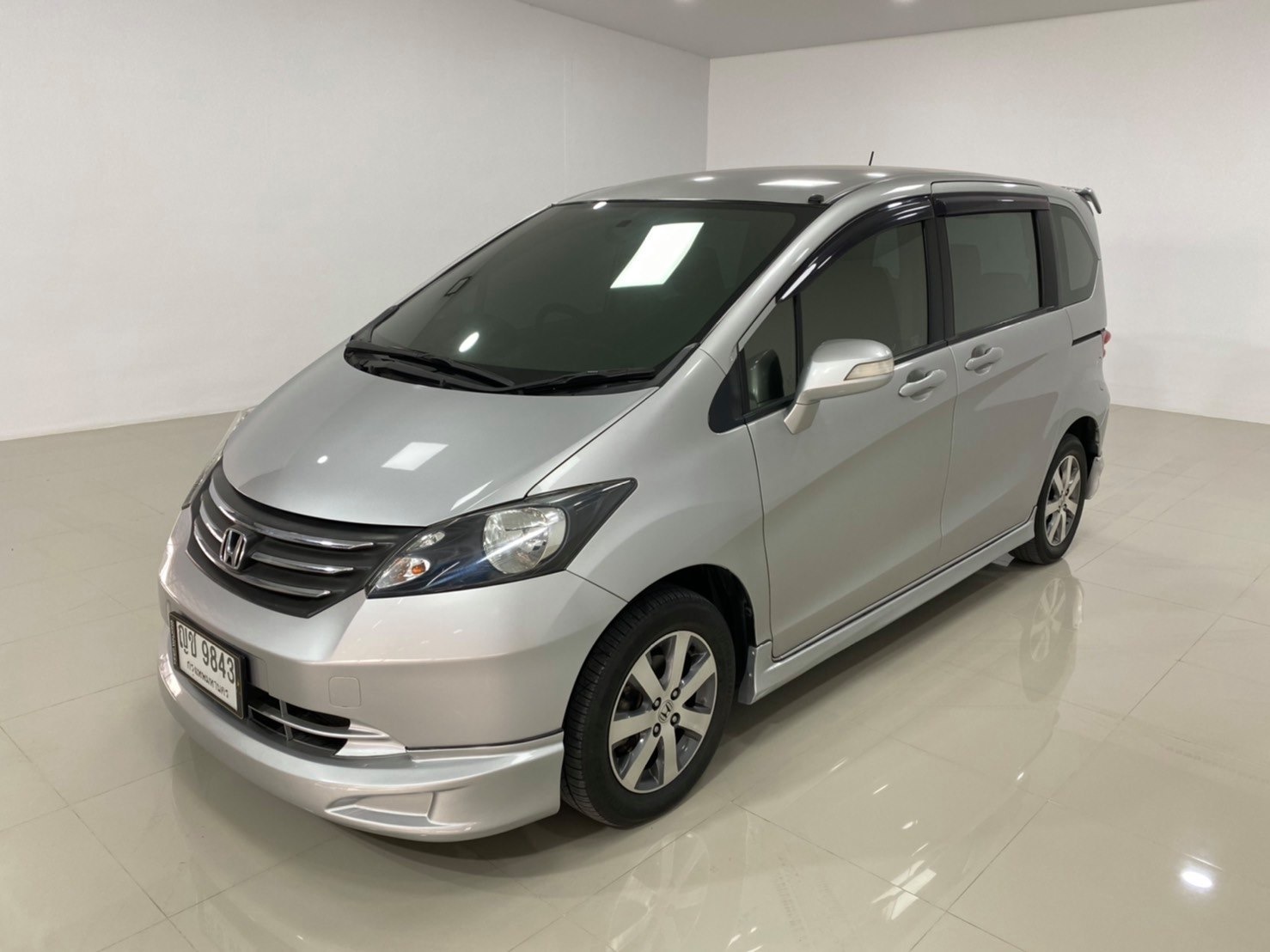 Honda Freed ปี 2011 สีเงิน (รูปที่ 3)