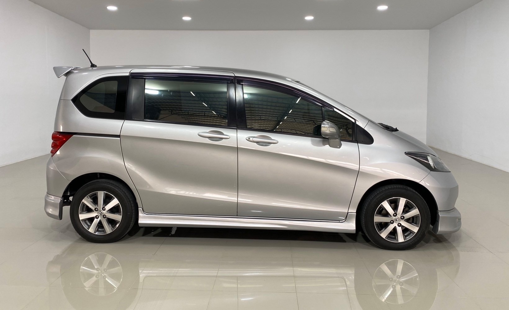Honda Freed ปี 2011 สีเงิน (รูปที่ 4)