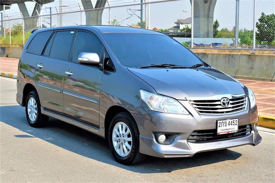 Toyota Innova ปี 2013 สีเทา (รูปที่ 2)