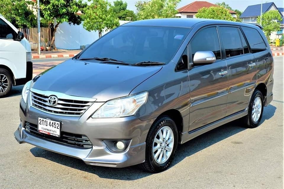 Toyota Innova ปี 2013 สีเทา