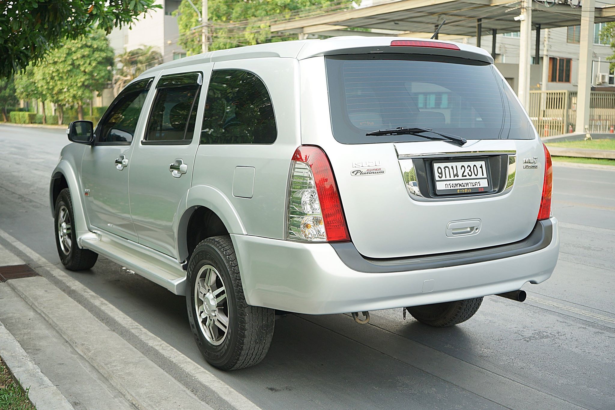 Isuzu MU-7 ปี 2010 สีเงิน