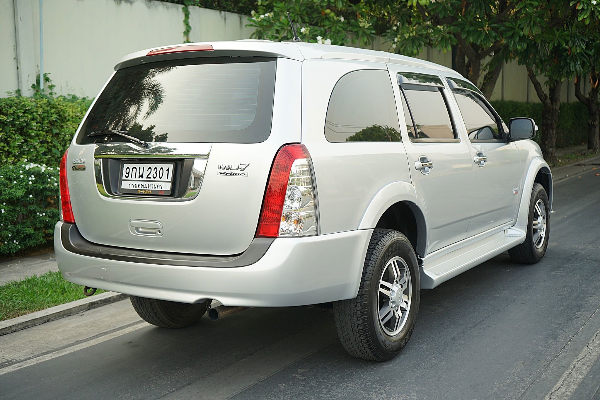 Isuzu MU-7 ปี 2010 สีเงิน