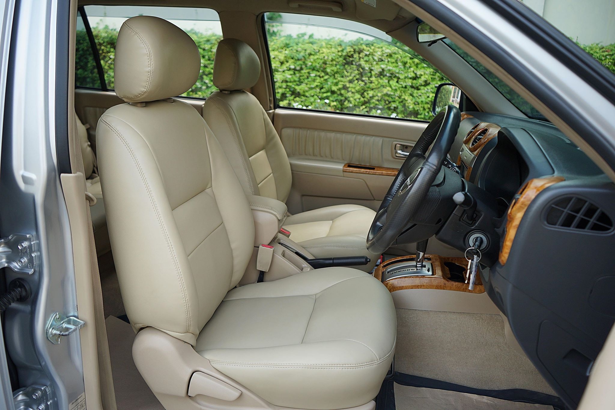 Isuzu MU-7 ปี 2010 สีเงิน (รูปที่ 2)