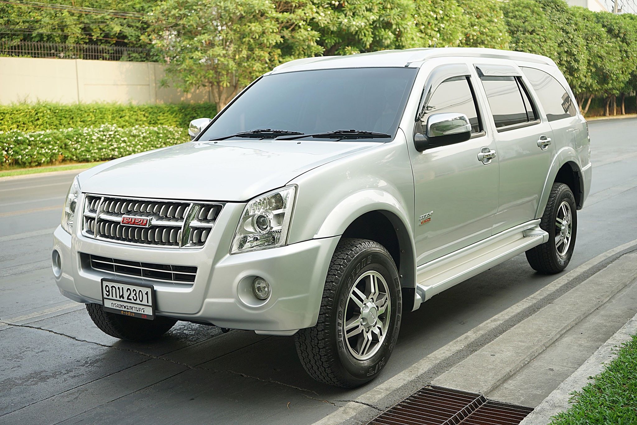 Isuzu MU-7 ปี 2010 สีเงิน