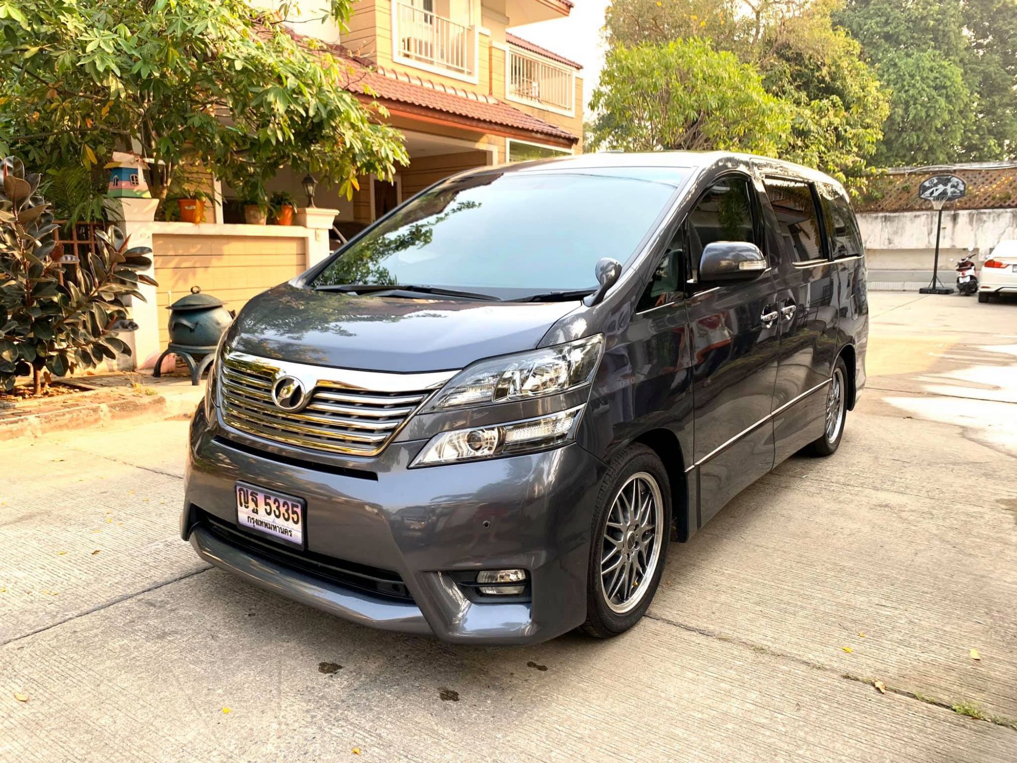 Toyota Vellfire ปี 2011 สีเทา (รูปที่ 2)