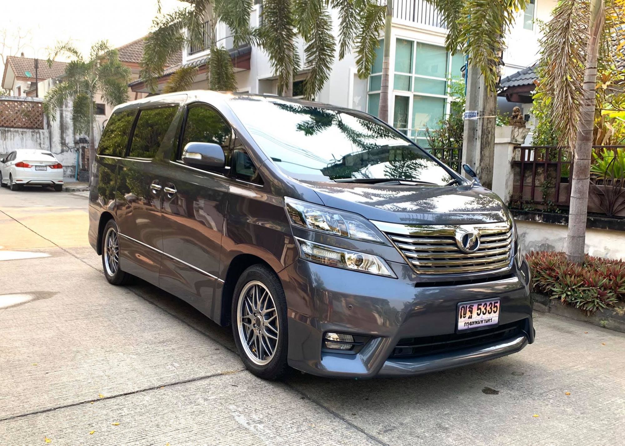 Toyota Vellfire ปี 2011 สีเทา