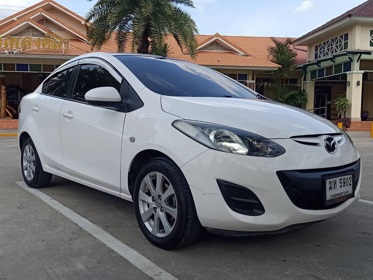 Mazda 2 Elegance (4 ประตู) ปี 2012 สีขาว (รูปที่ 2)