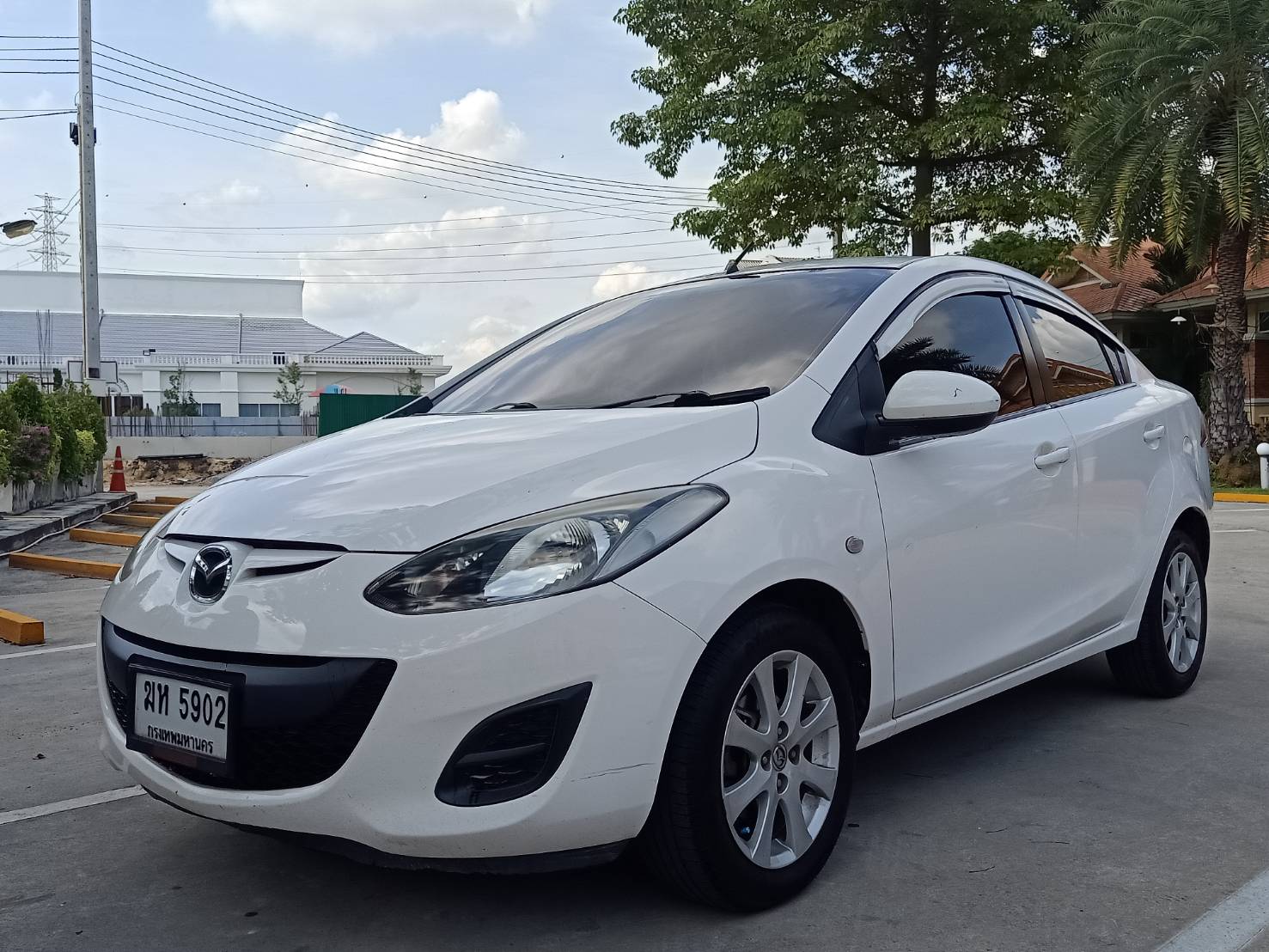 Mazda 2 Elegance (4 ประตู) ปี 2012 สีขาว (รูปที่ 3)