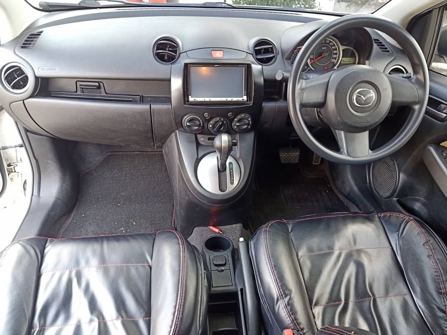Mazda 2 Elegance (4 ประตู) ปี 2012 สีขาว (รูปที่ 7)
