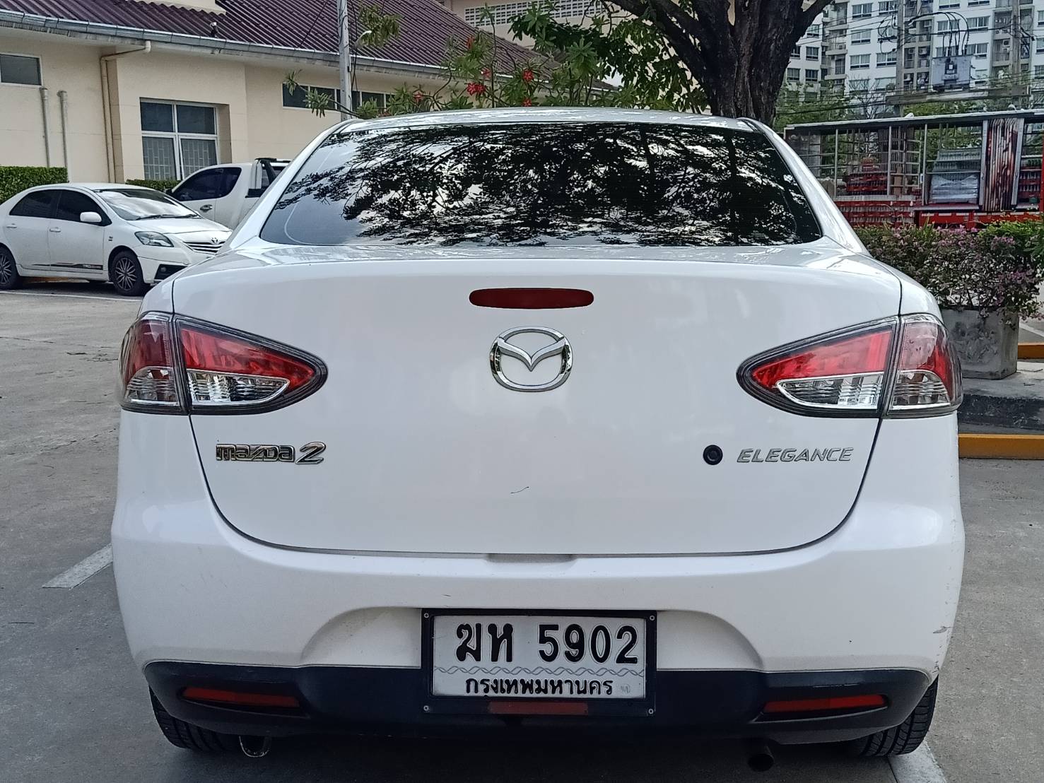 Mazda 2 Elegance (4 ประตู) ปี 2012 สีขาว