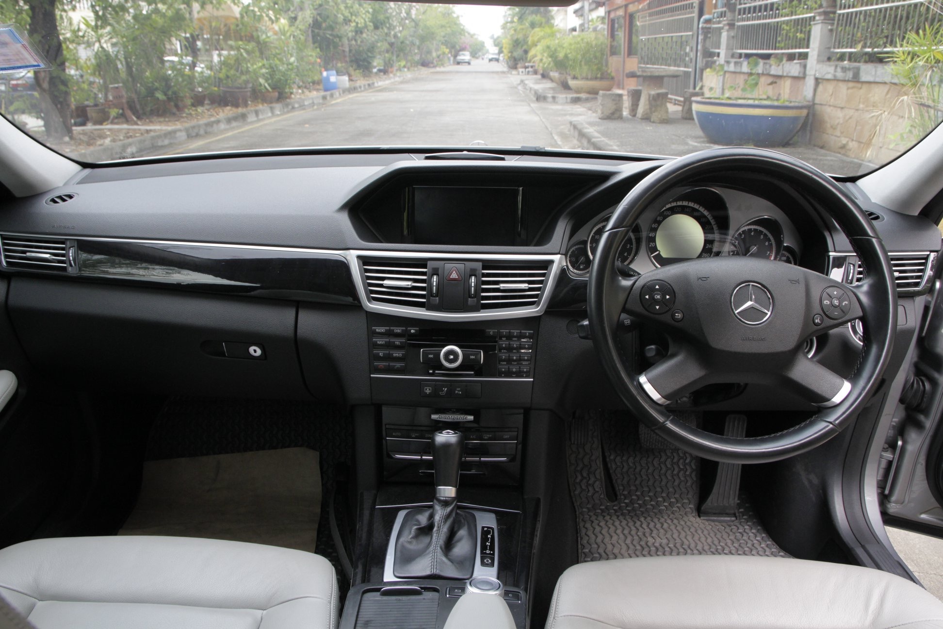 Mercedes-Benz E-Class W212 E250 ปี 2011 สีเทา (รูปที่ 15)