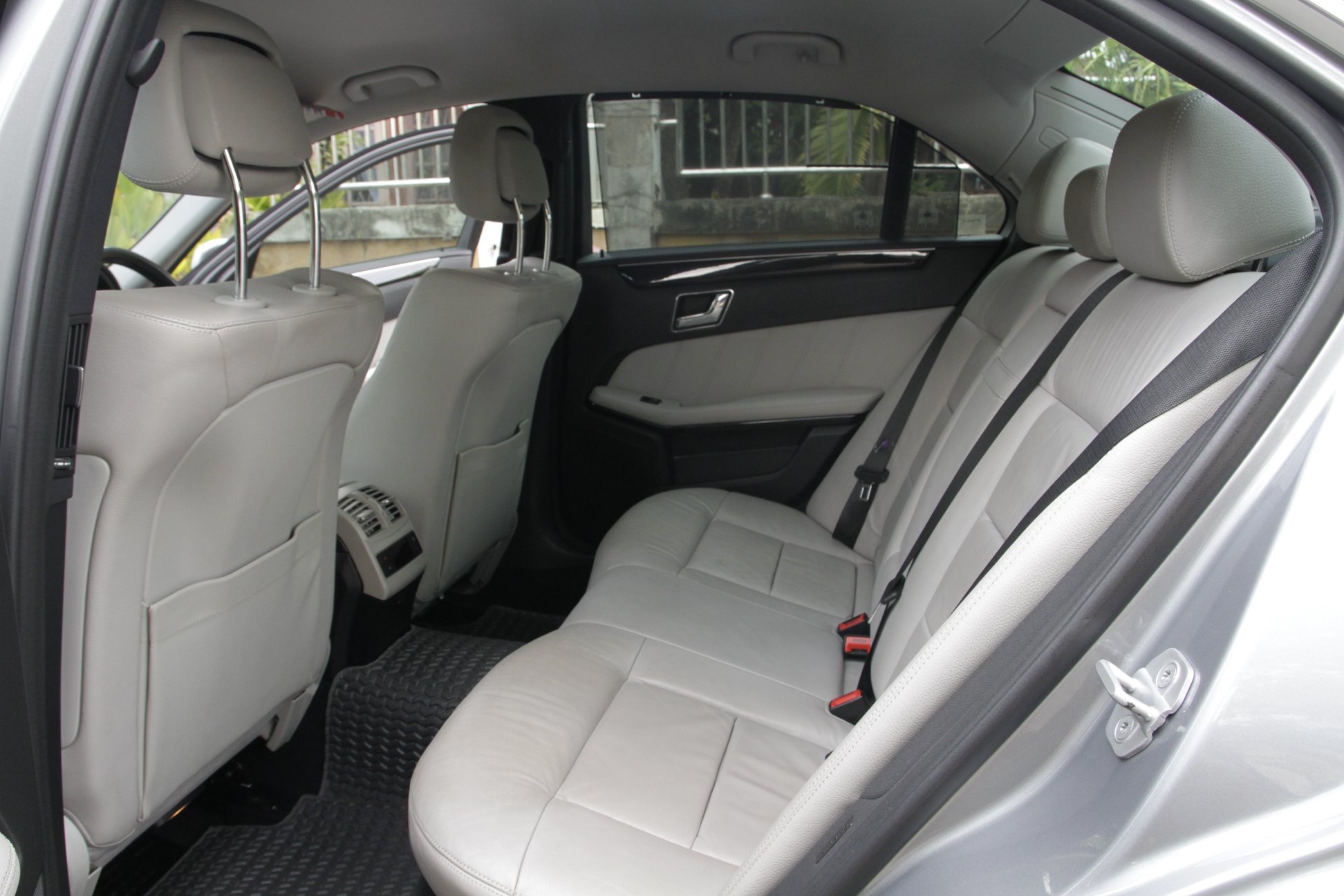Mercedes-Benz E-Class W212 E250 ปี 2011 สีเทา (รูปที่ 11)