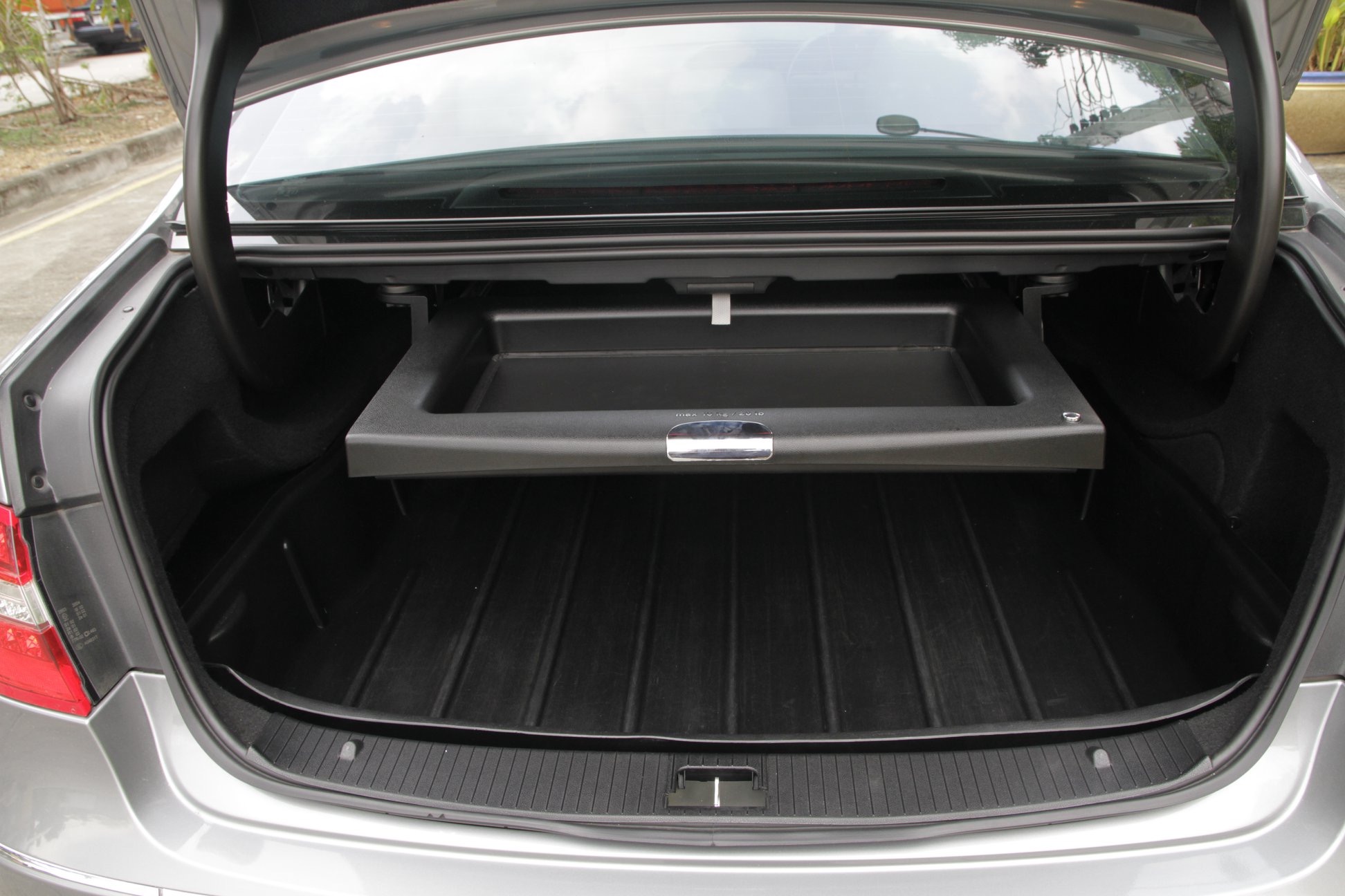 Mercedes-Benz E-Class W212 E250 ปี 2011 สีเทา (รูปที่ 6)