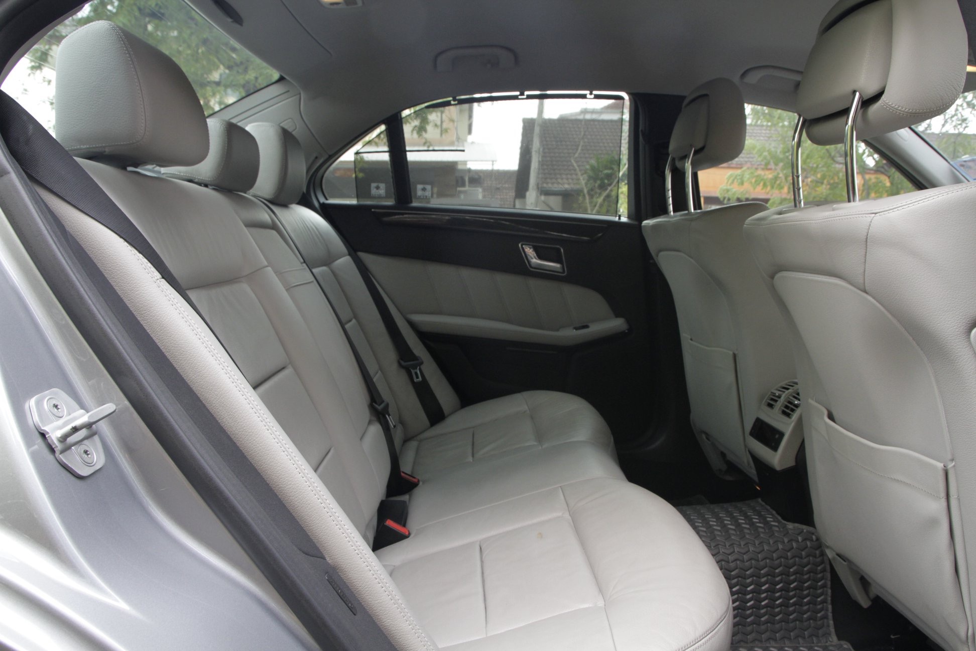 Mercedes-Benz E-Class W212 E250 ปี 2011 สีเทา (รูปที่ 9)