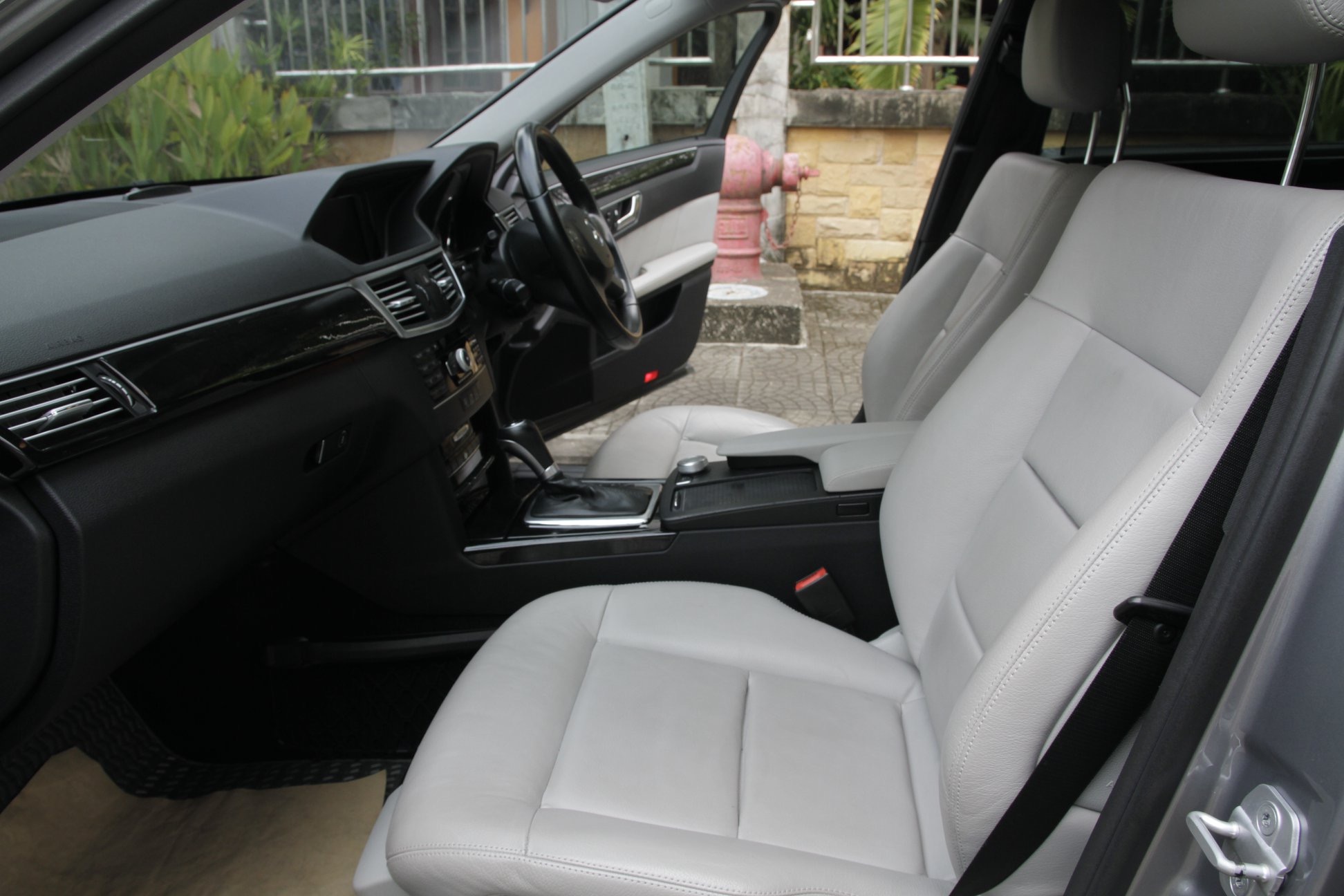 Mercedes-Benz E-Class W212 E250 ปี 2011 สีเทา (รูปที่ 12)