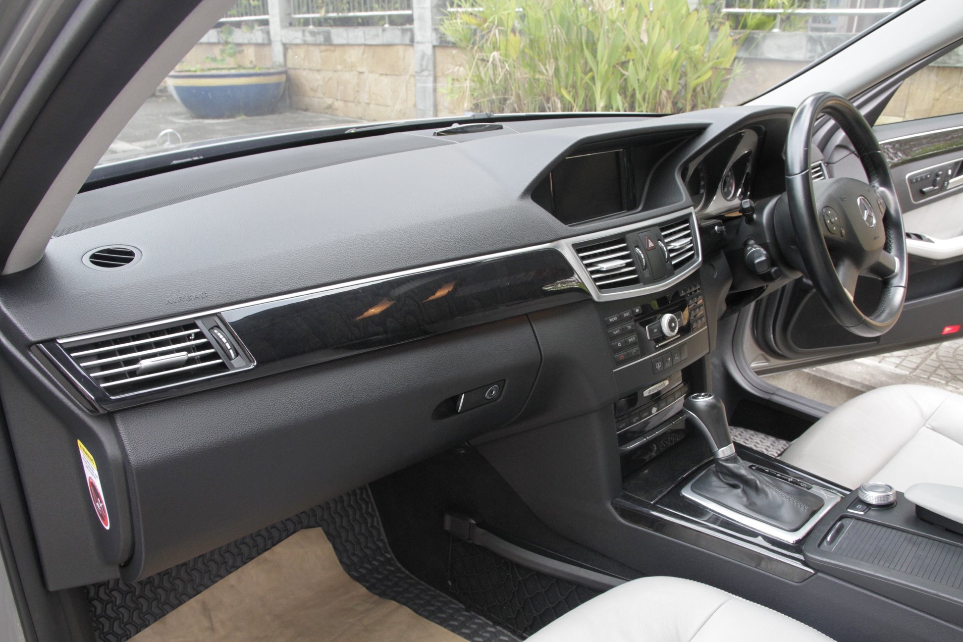 Mercedes-Benz E-Class W212 E250 ปี 2011 สีเทา (รูปที่ 13)