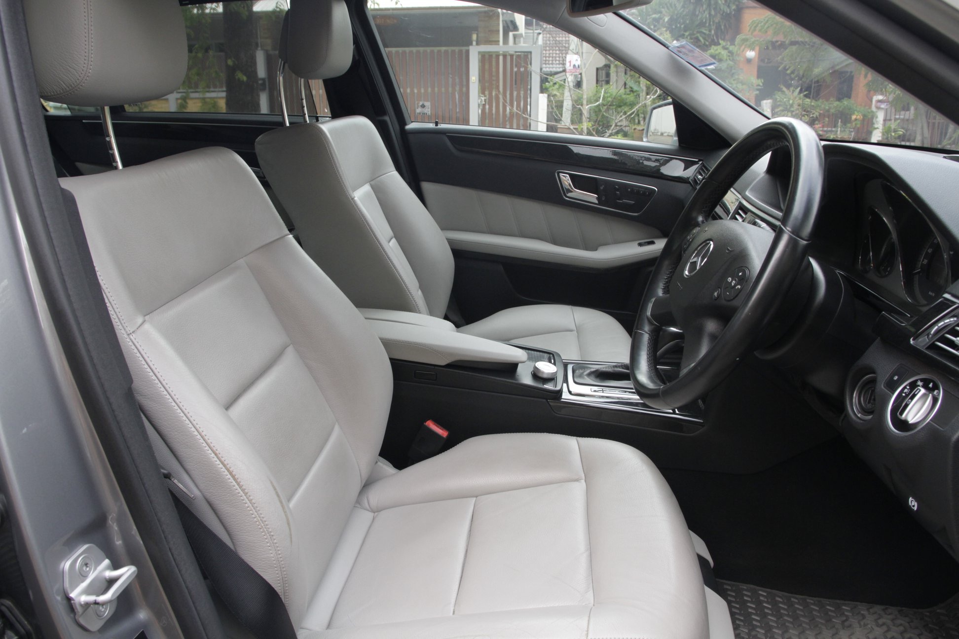 Mercedes-Benz E-Class W212 E250 ปี 2011 สีเทา (รูปที่ 7)
